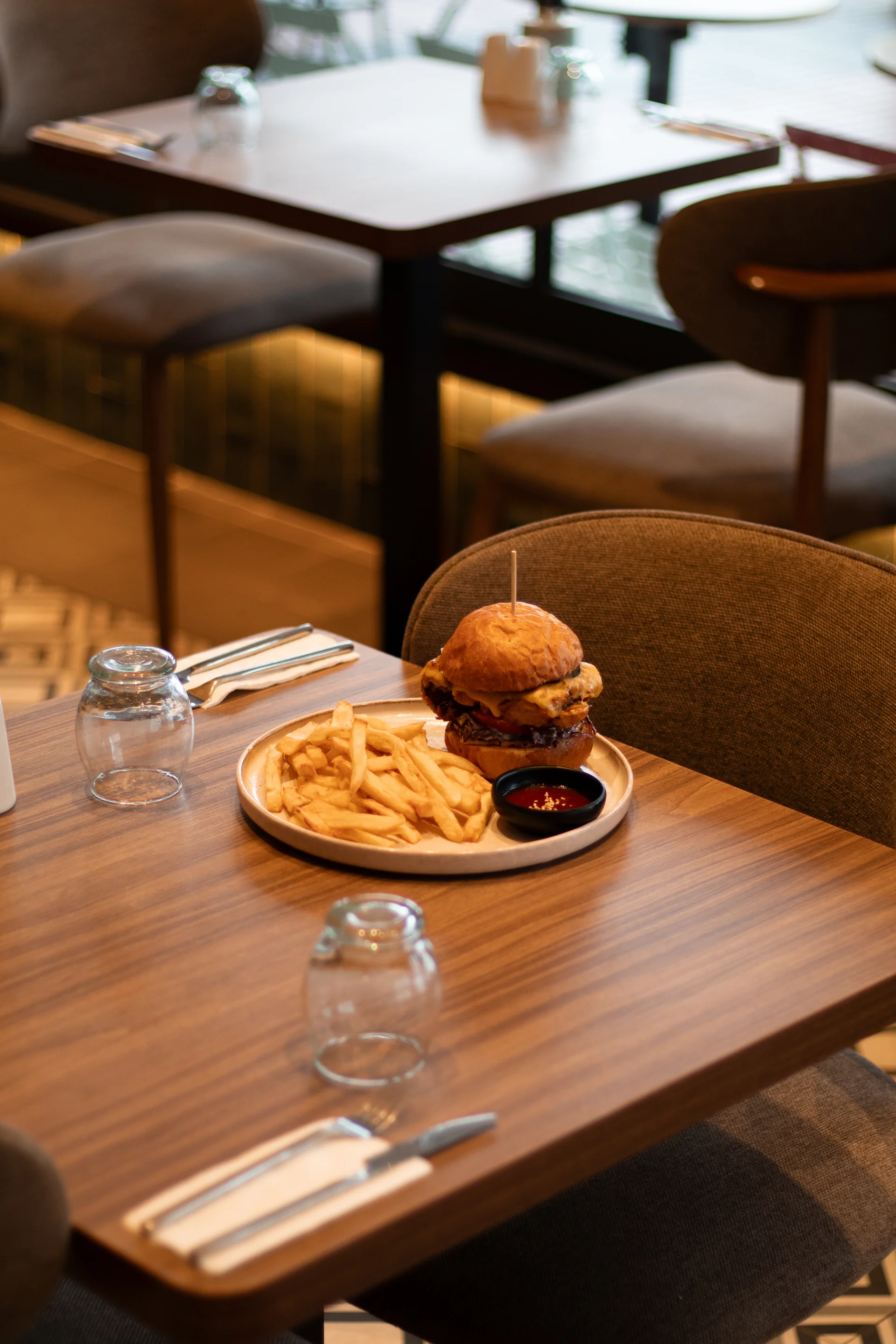 Burger et frites servis en salle