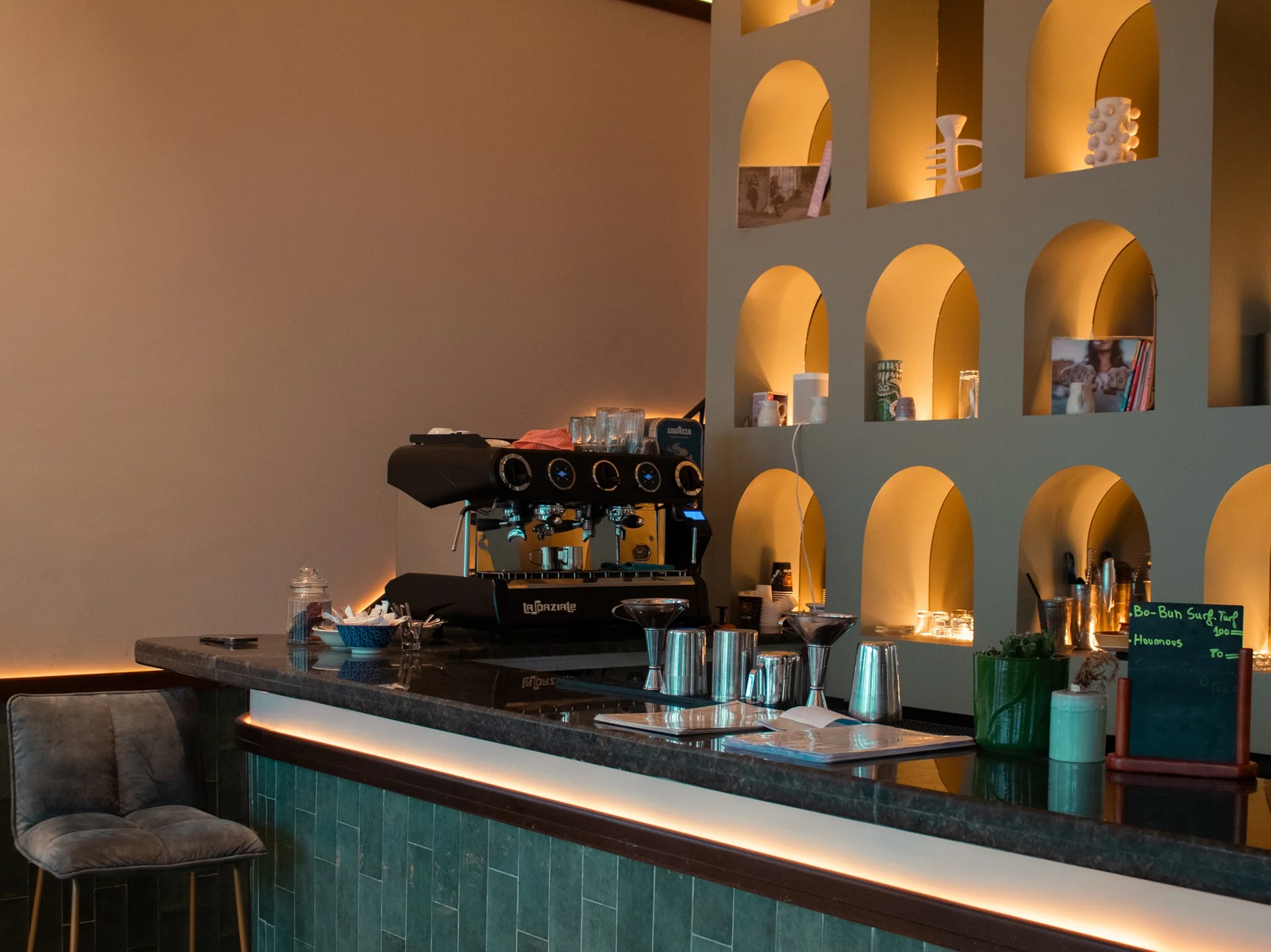Bar et machine à café avec niches